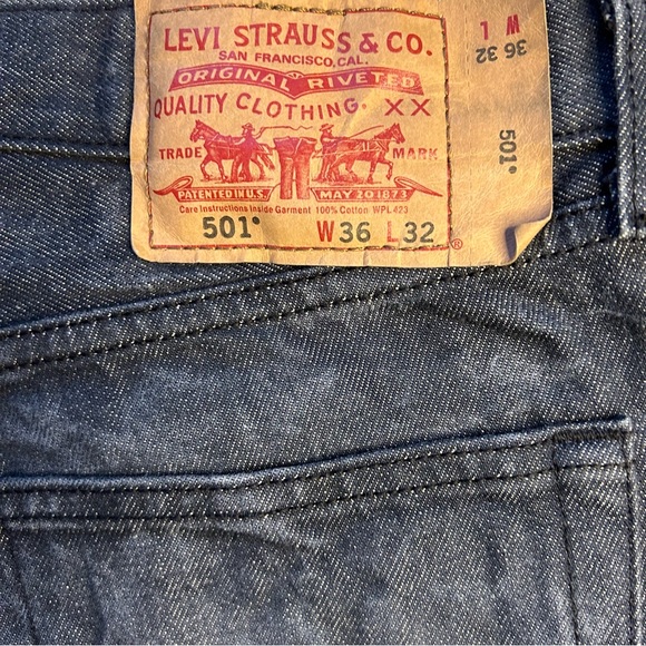 𝅺Levis Strauss 501 button fly jeans Size 36 x 32 like new! - Picture 2 of 9